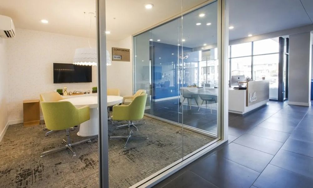 Conference room amenity in the Hello Apartments.